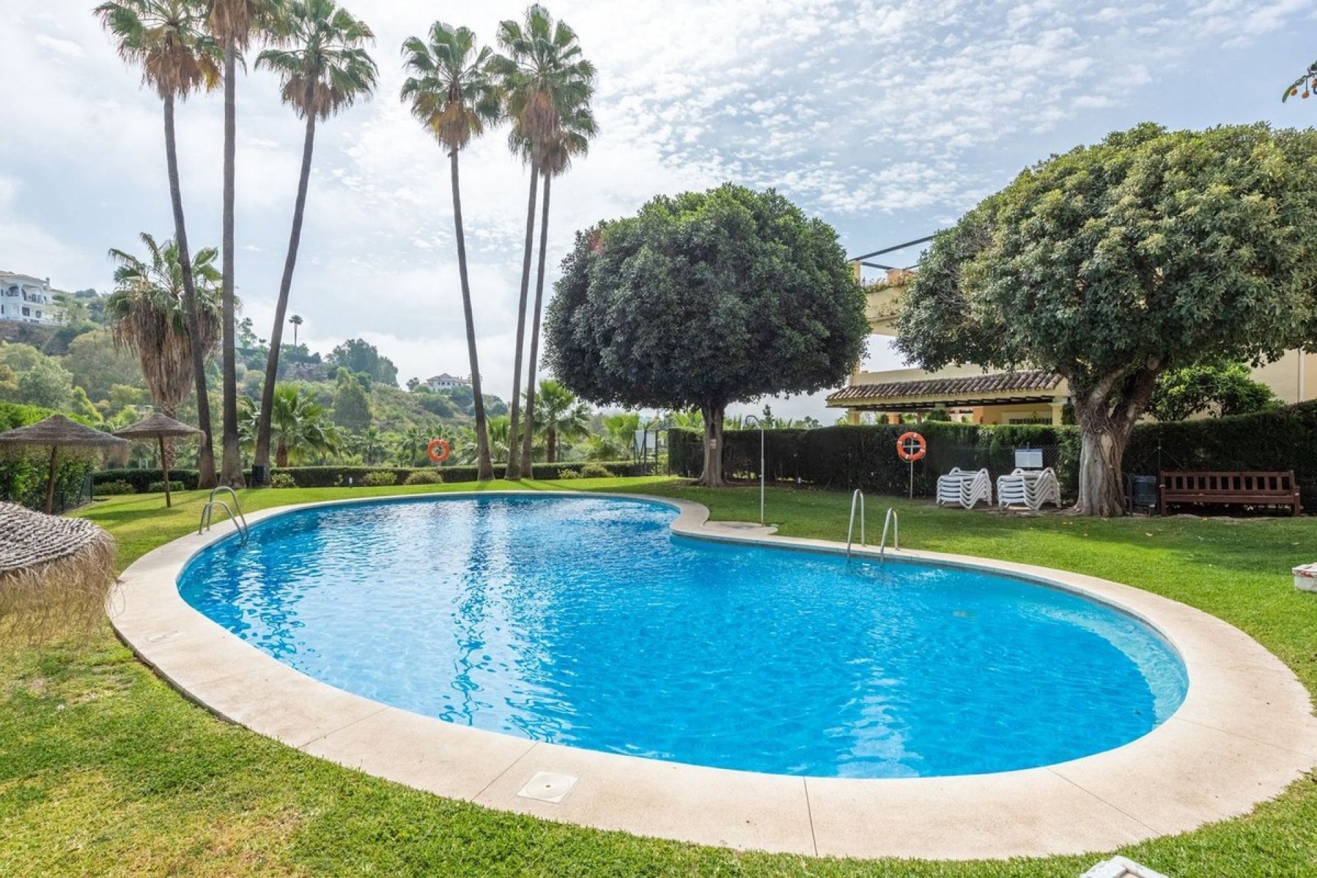 Resale - Apartment - Benahavis - La Quinta