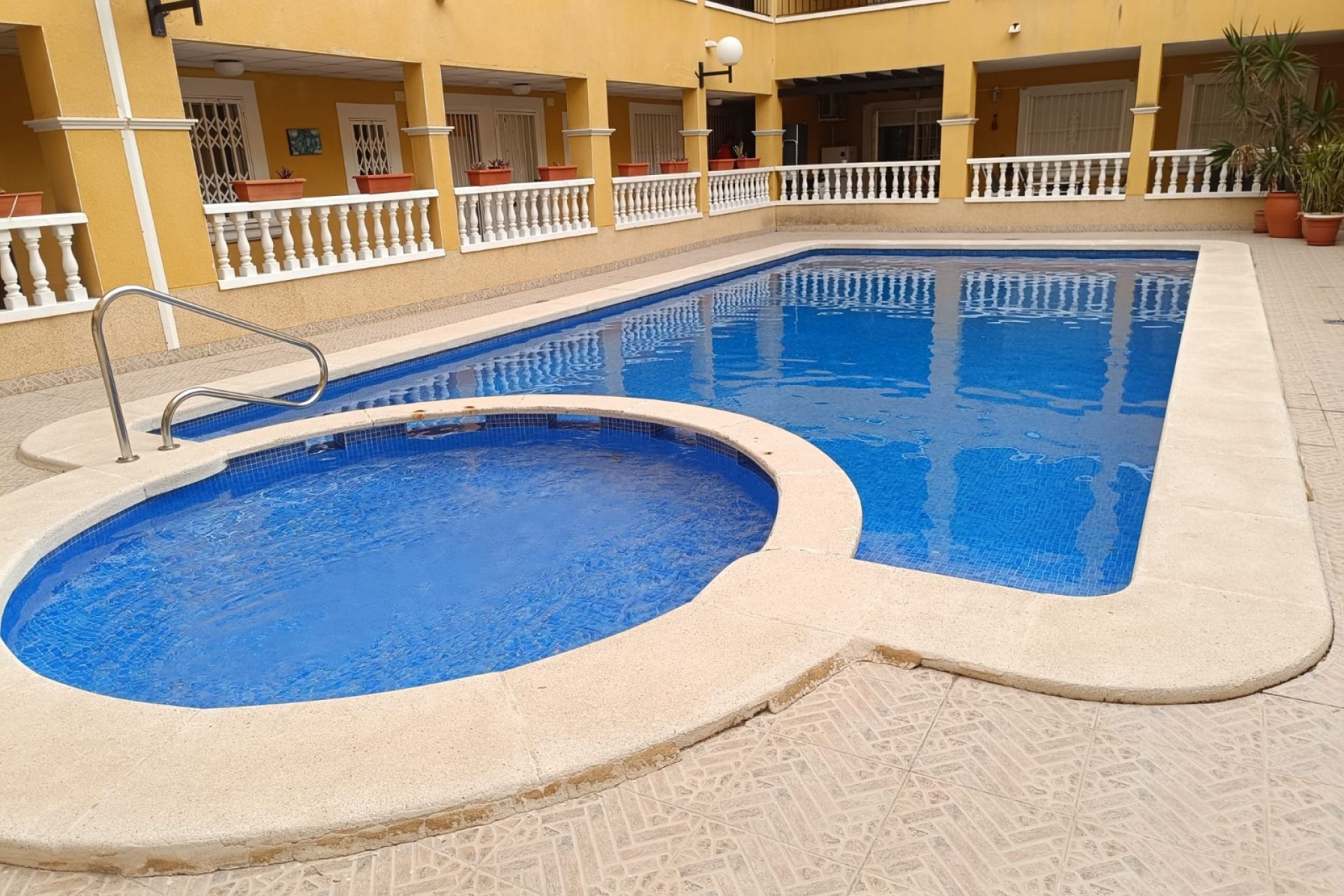 Resale - Apartment - Rafal