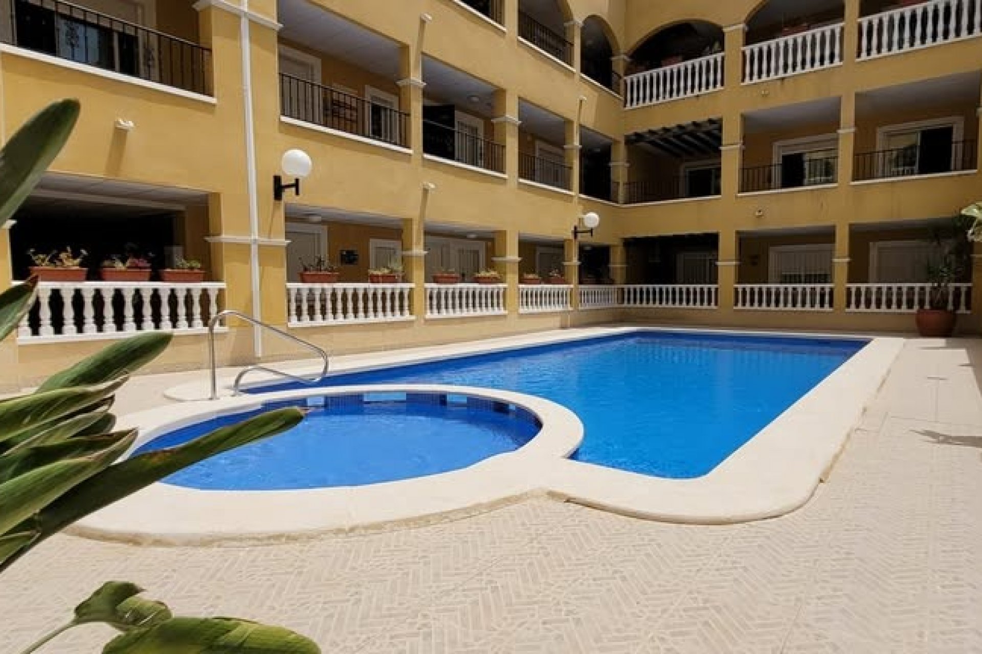 Resale - Apartment - Rafal