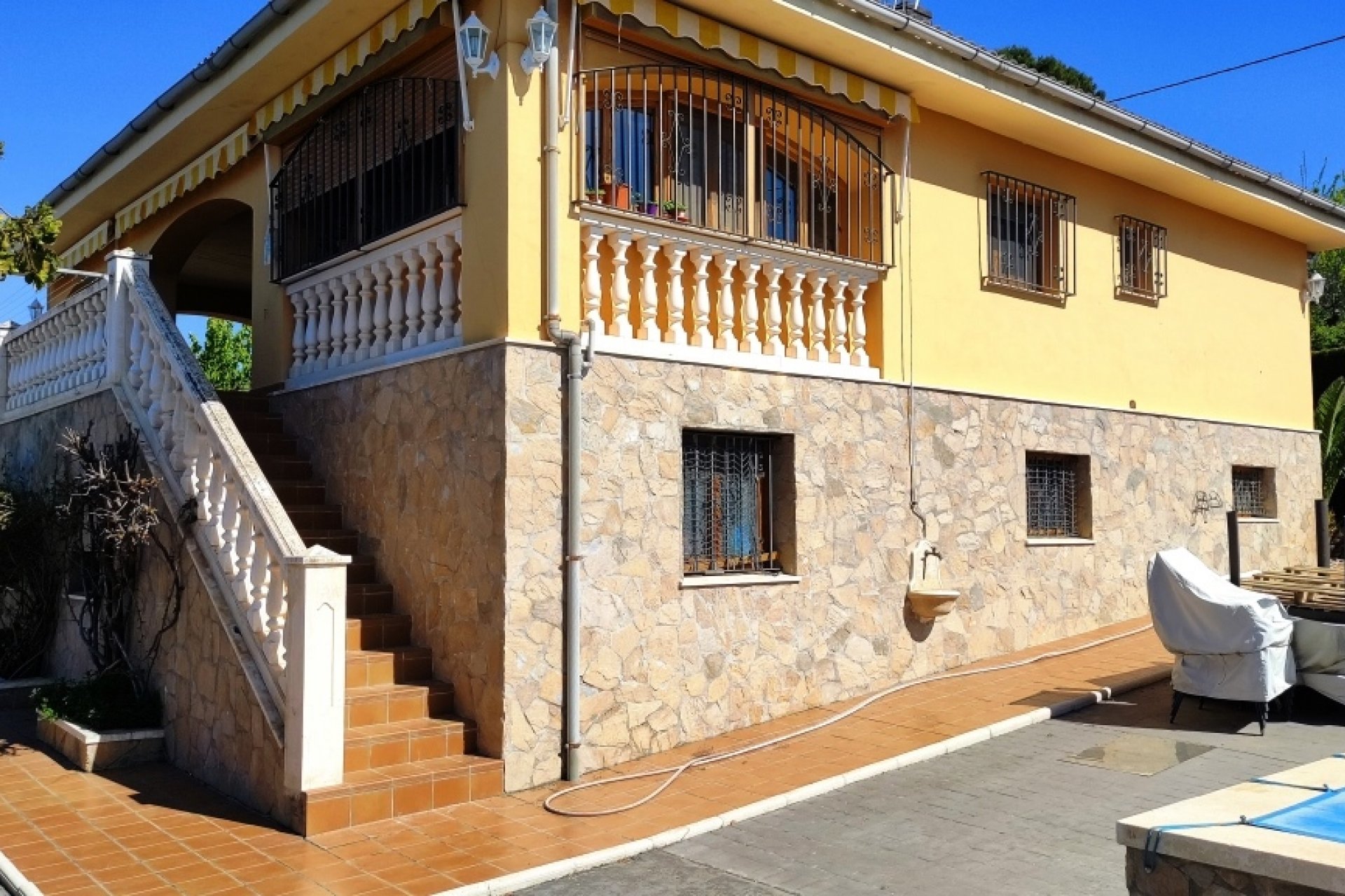 Resale - Villa - Benillup