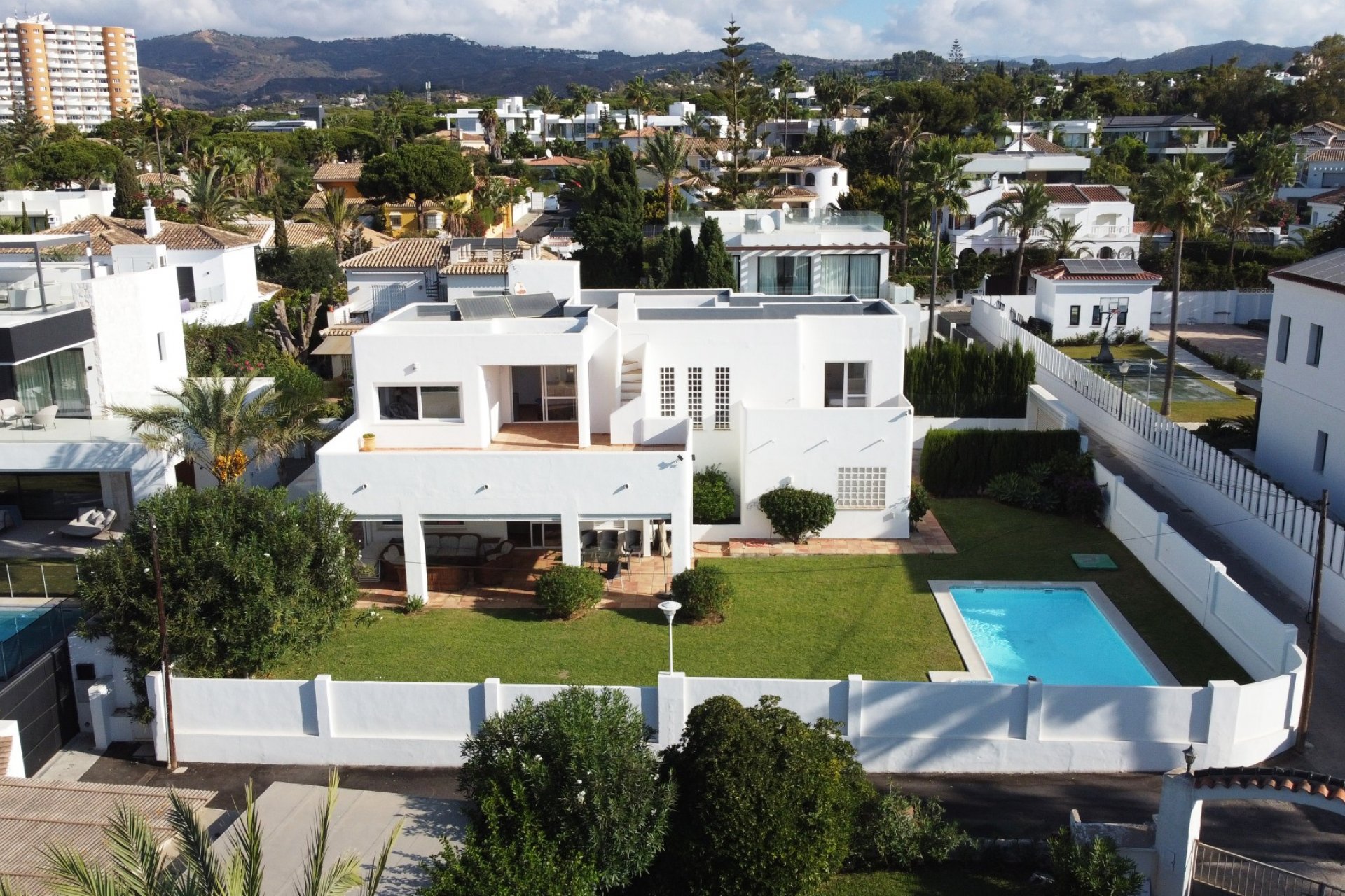 Resale - Villa - Marbella - Las Chapas