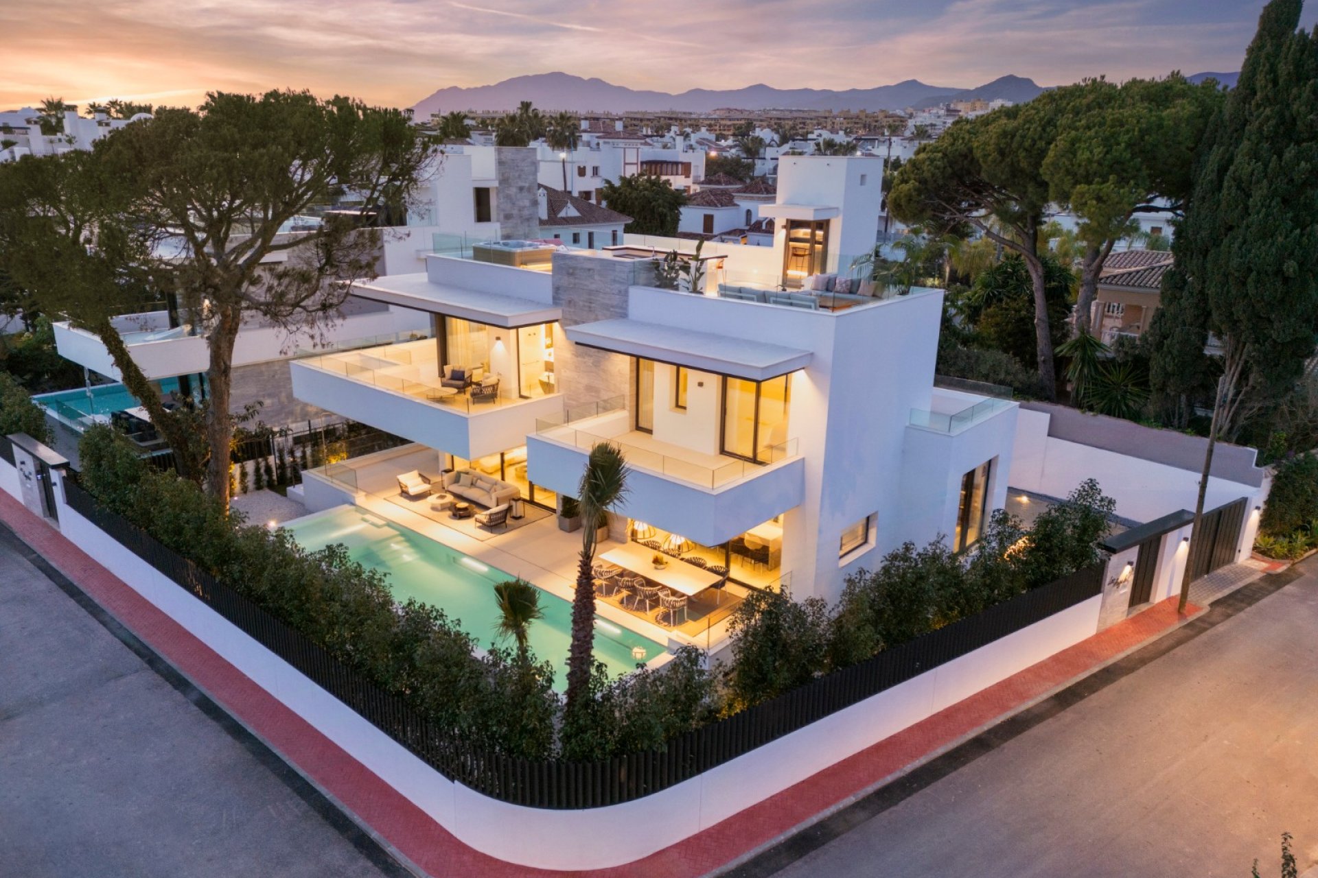 Resale - Villa - Marbella - Puerto Banús