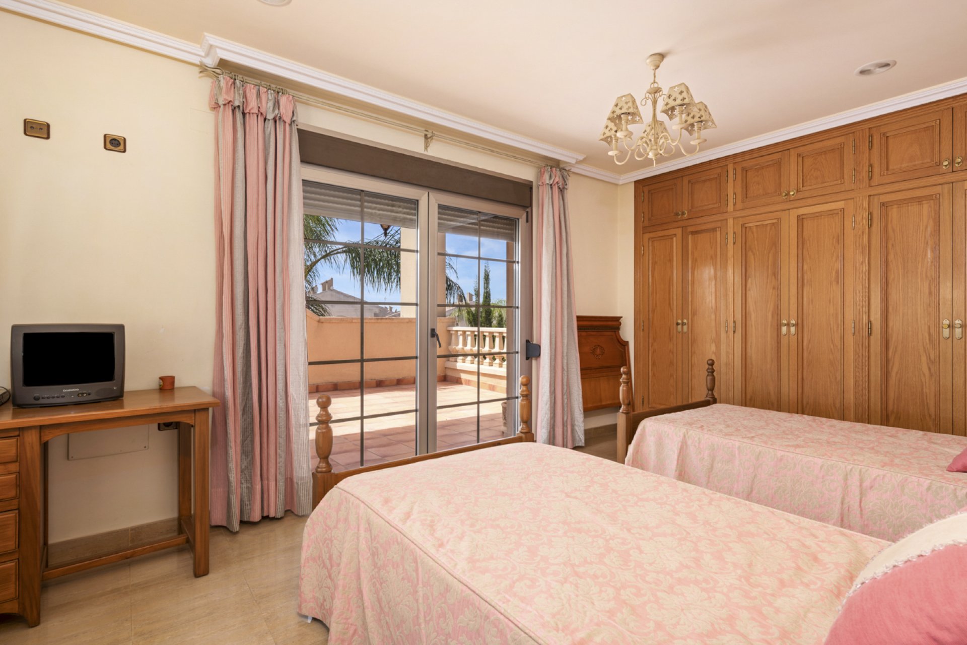 Resale - Villa - Torrevieja