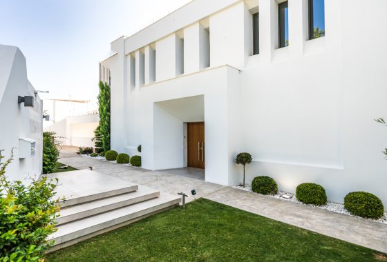 Resale - Villa - Marbella - Nueva Andalucía