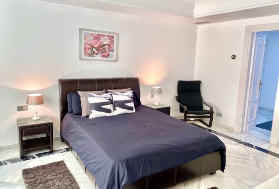 Resale - Apartment - Marbella - Puerto Banús