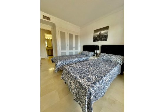 Resale - Apartment - Benahavis - La Quinta