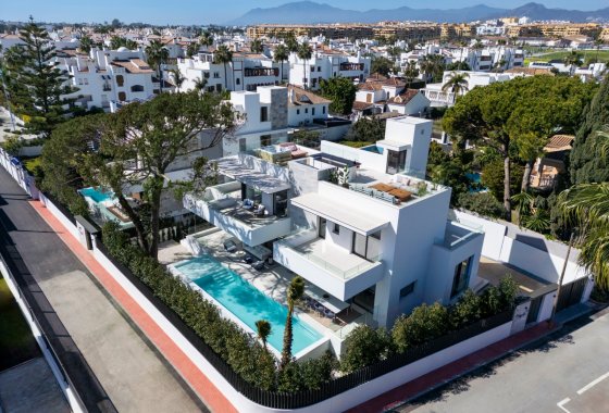 Resale - Villa - Marbella - Puerto Banús