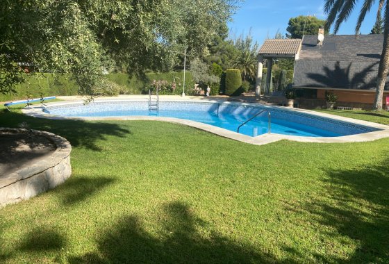 Resale - Villa - Petrer