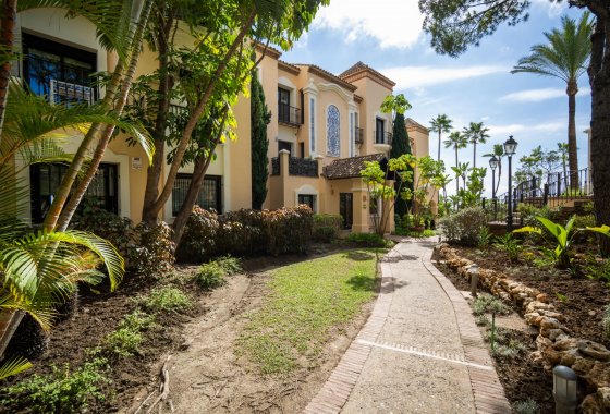 Resale - Apartment - Benahavis - La Quinta