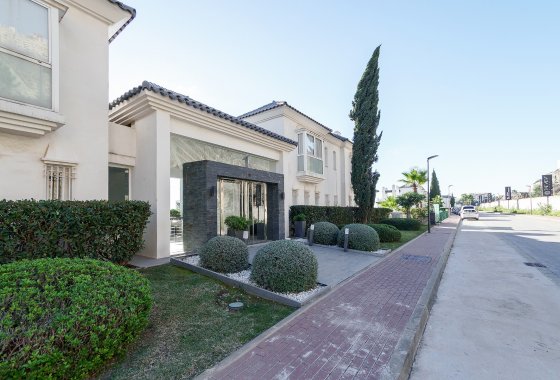 Resale - Apartment - Benahavis - La Quinta