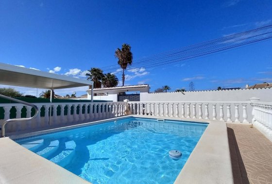 Resale - Villa - Torrevieja - La Siesta