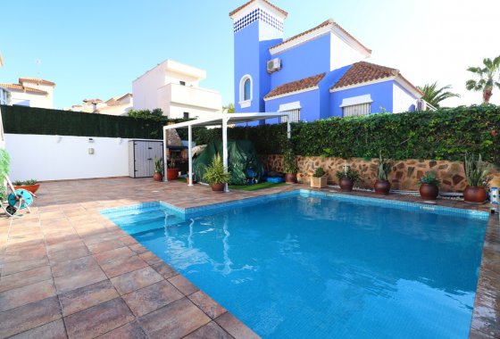 Resale - Villa - Orihuela Costa - Villamartín