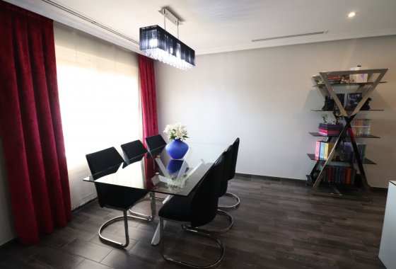 Wiederverkauf - Stadthaus - Redován - Redovan - Town