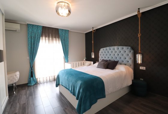 Wiederverkauf - Stadthaus - Redován - Redovan - Town