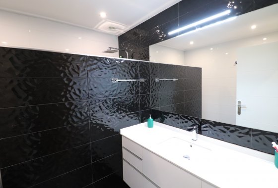 Wiederverkauf - Stadthaus - Redován - Redovan - Town